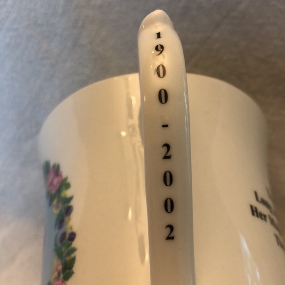 Commemorative souvenir of queen mother’s life mug - Picture 2 of 7